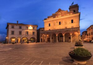 montefalco piazza municipio umbria.jpg