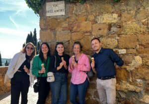 ice cream in pienza amore sign