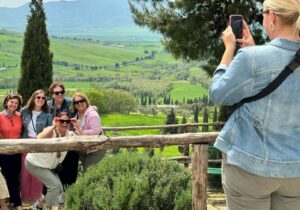 group photo valdorcia tuscany women travel landscape